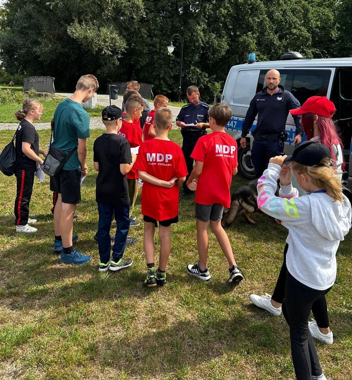 Policjanci na zawodach młodych strażaków