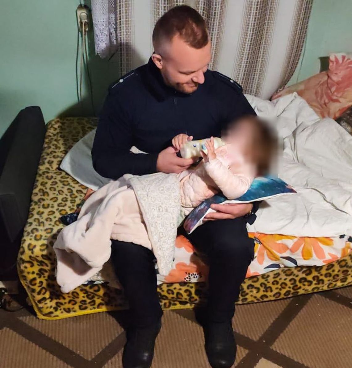 Lubelskie. Policjanci nakarmili głodne dziecko. Pijani rodzice zatrzymani