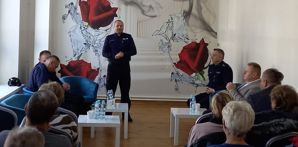 Policjanci spotkali się z seniorami. Rozmawiali o bezpieczeństwie