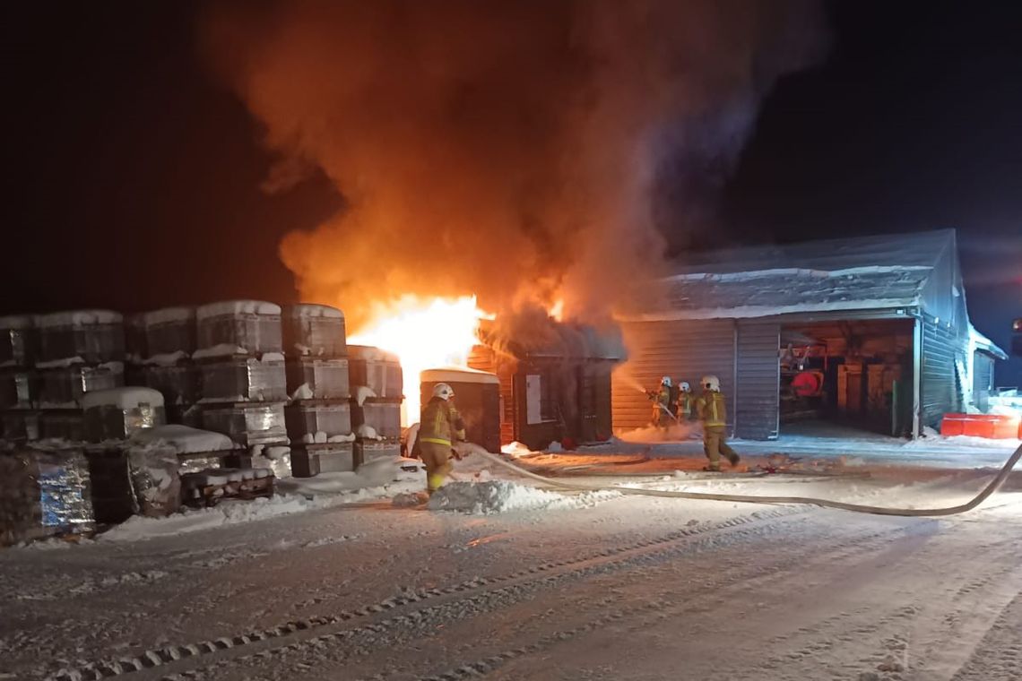 Lubelskie. Policjanci wracali do domów, gdy zauważyli ogień. Uratowali tartak w Krupem przed spaleniem