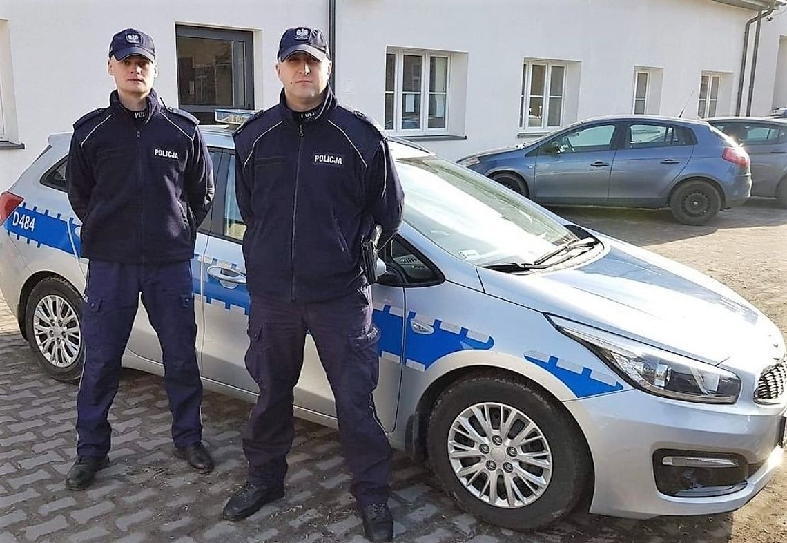 Policjanci wynieśli 21-latka z płonącego mieszkania