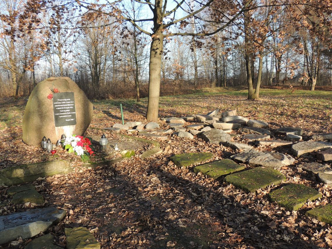 Zwrócili żydowskie macewy na cmentarz w Łomazach. Co się z nimi stanie?