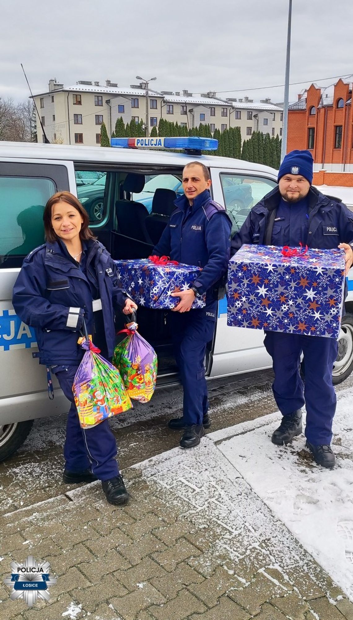 Potrzebująca rodzina otrzymała od policjantów niebieskie paczki