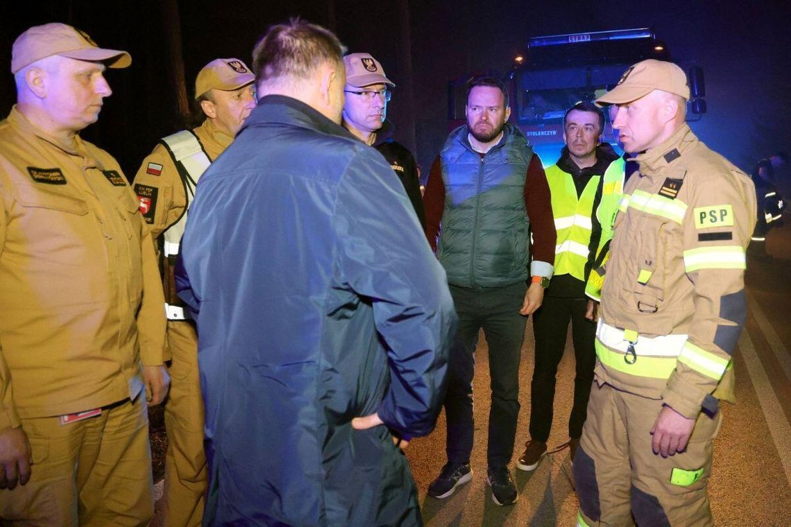 Pow. biłgorajski: Drugi dzień walki z ogniem. Zadysponowano kolejne śmigłowce, budowane są pasy zaporowe