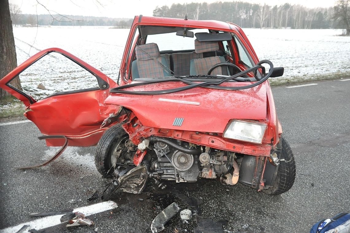 Powiat bialski: 18-latek z BMW wyprzedzał ciężarówkę. Zderzył się czołowo z fiatem