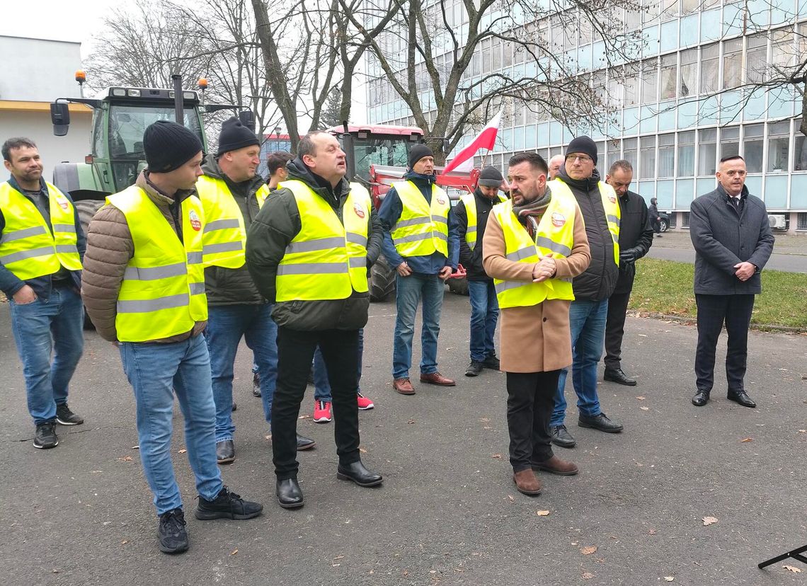 POWIAT BIASLKI: Stanęli pod starostwem w geście solidarności z kolegami protestującymi w Brukseli [FILM]