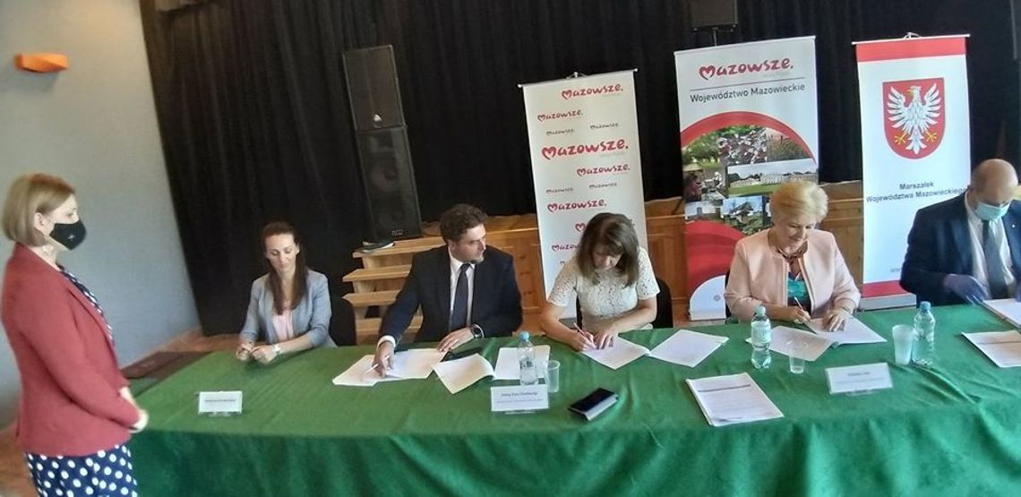 Powiat łosicki: Samorządowcy podpisali umowy na drogi 