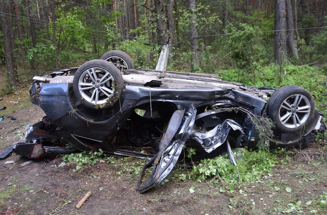 Tragedia w Zabielu. Łoś wbiegł pod auto – nie żyją dwie osoby [ZDJĘCIA]