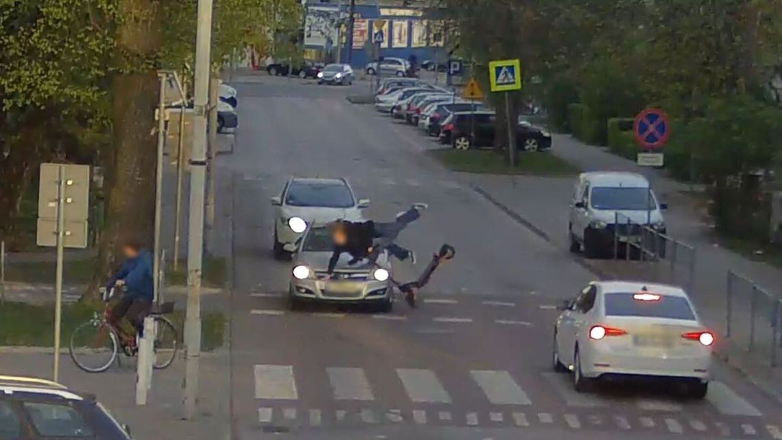 Powiat łukowski. Jechały na hulajnodze. Zderzyły się z samochodem. [FILM]