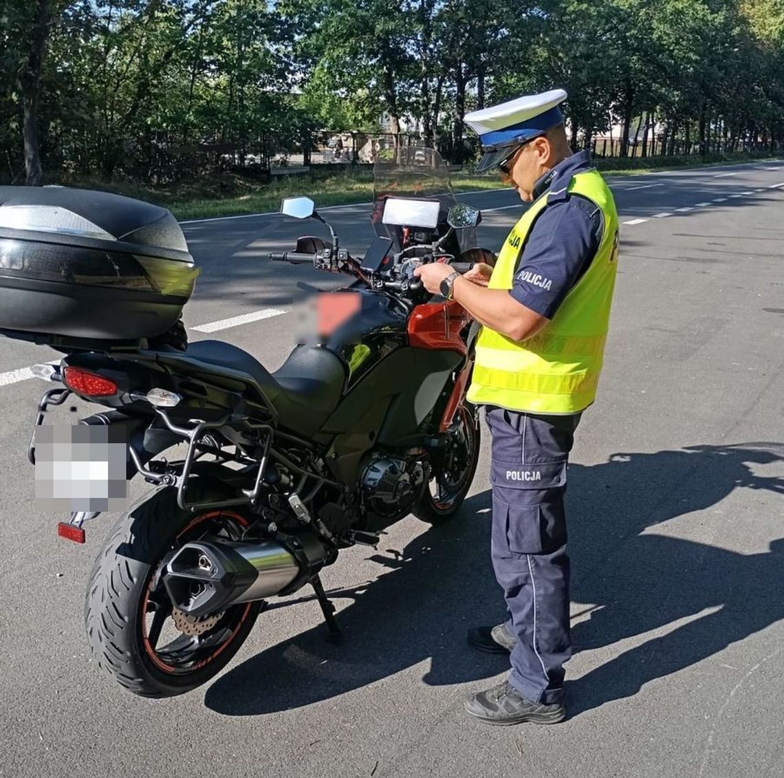 Powiat parczewski. Policjanci kontrolowali motocyklistów policjant stoi koło motocykla