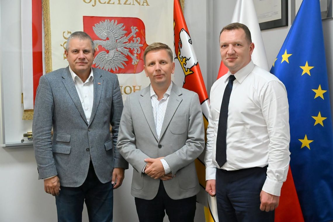 POWIAT RADZYŃSKI: Władze powiatu stawiają na futbol POWIAT RADZYŃSKI: Władze powiatu stawiają na futbol