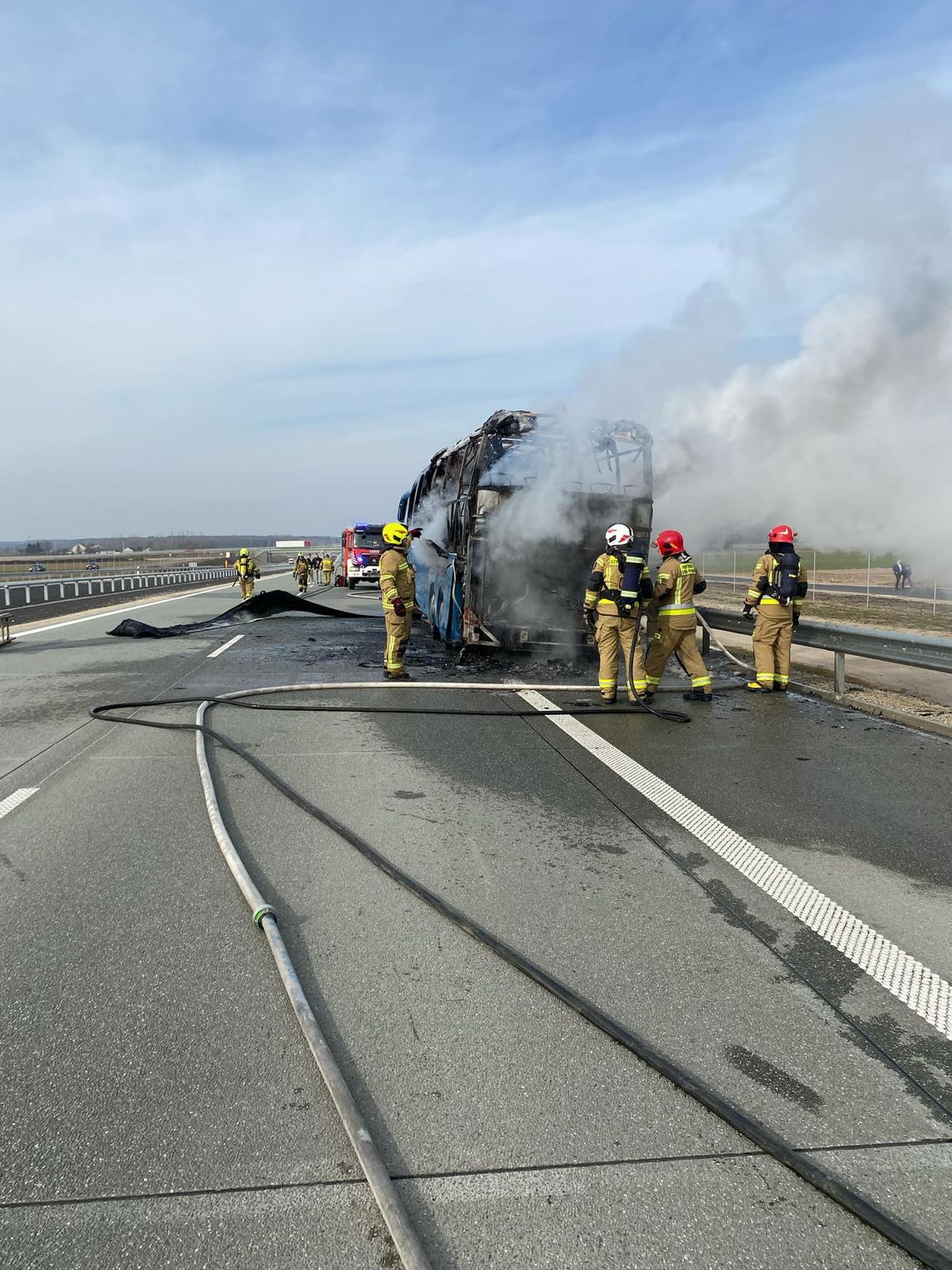 Pożar autokaru na autostradzie A2. Pojazdem jechała szkolna wycieczka