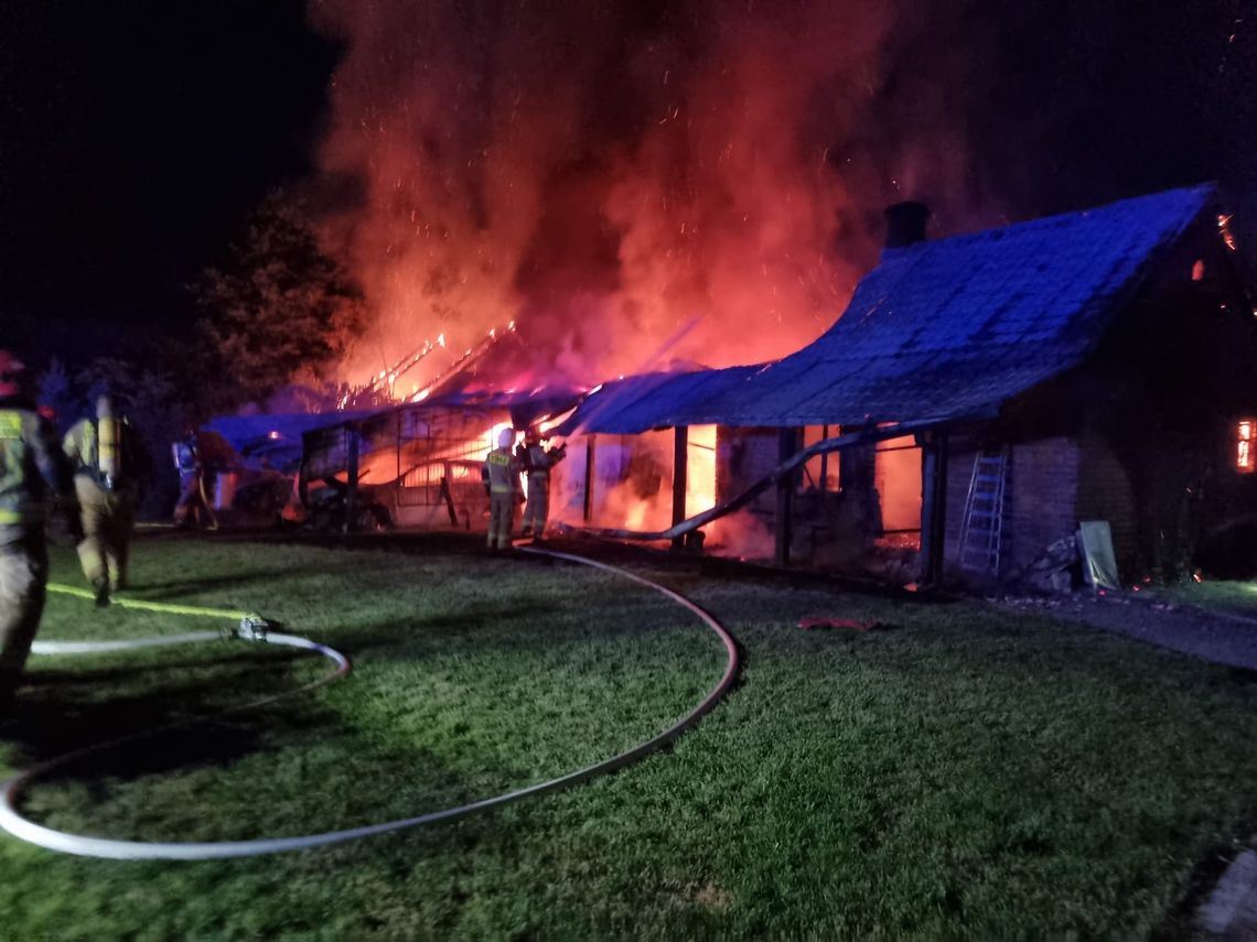 Pożar budynków gospodarczych w Łomazach. Straty to 300 000 zł  [ZDJĘCIA]