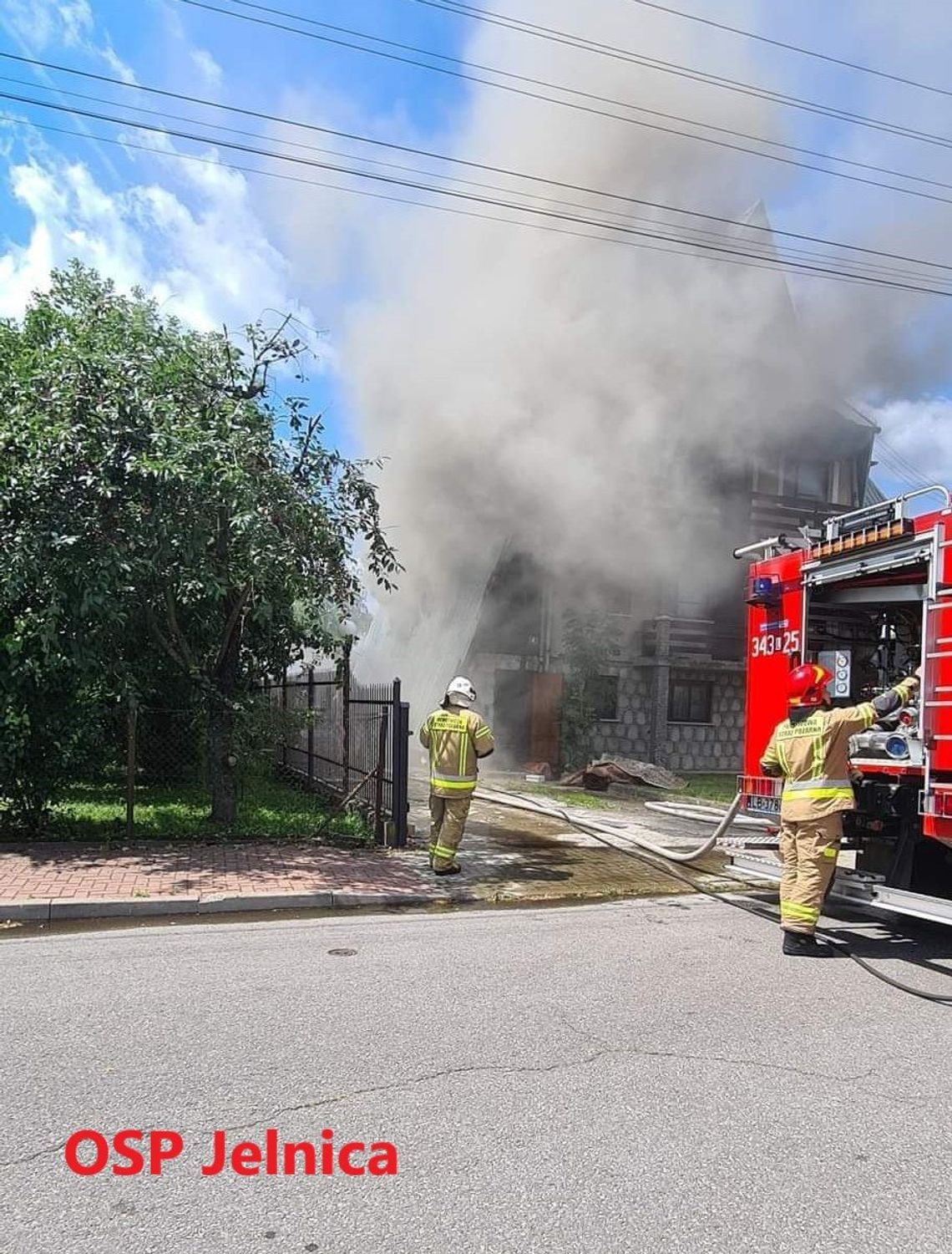 Pożar domu w Międzyrzecu. 13 strażackich zastępów walczyło z ogniem