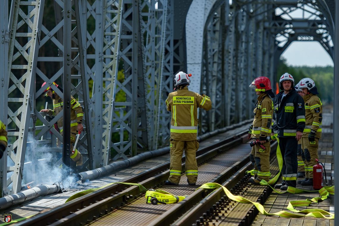Ogień na moście kolejowym nad Bugiem. Ruch pociągów wstrzymany Ogień na moście kolejowym nad Bugiem. Ruch pociągów wstrzymany