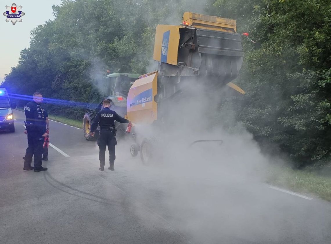 Pożar maszyny rolniczej. Na pomoc ruszyli policjanci [ZDJĘCIA]