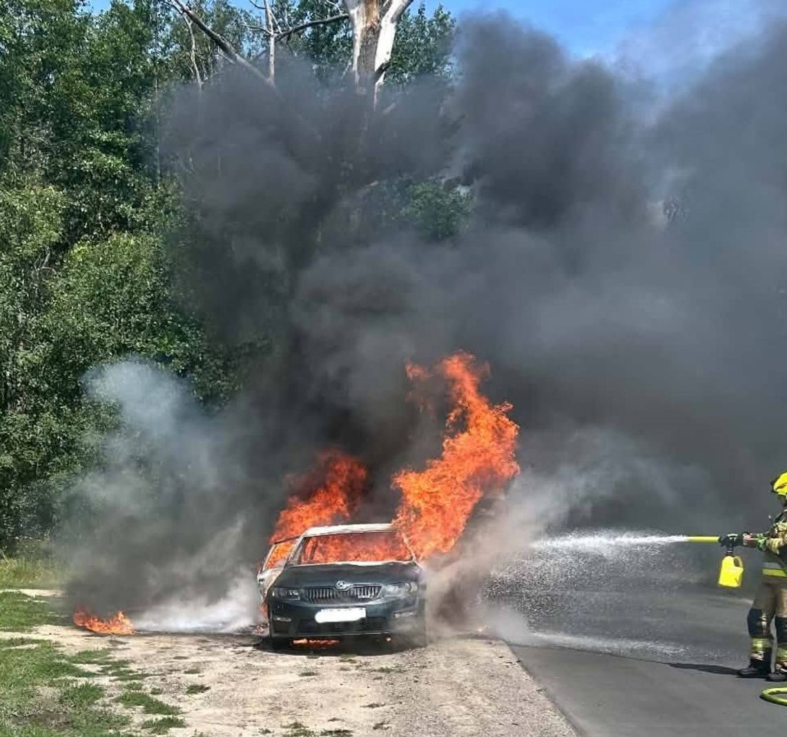 Pożar samochodu w Kożanówce. Trwa akcja gaśnicza Pożar samochodu w Kożanówce. Trwa akcja gaśnicza