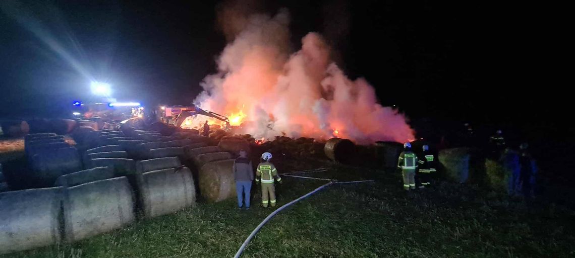 Pożar słomy w Chlebczynie. Strażacy walczyli z ogniem do północy Pożar słomy w Chlebczynie. Strażacy walczyli z ogniem do północy