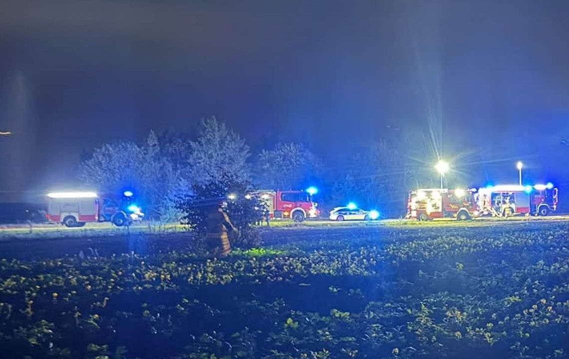 Pożar Volkswagena po uderzeniu w drzewo. Jest ofiara śmiertelna Pożar Volkswagena po uderzeniu w drzewo. Jest ofiara śmiertelna