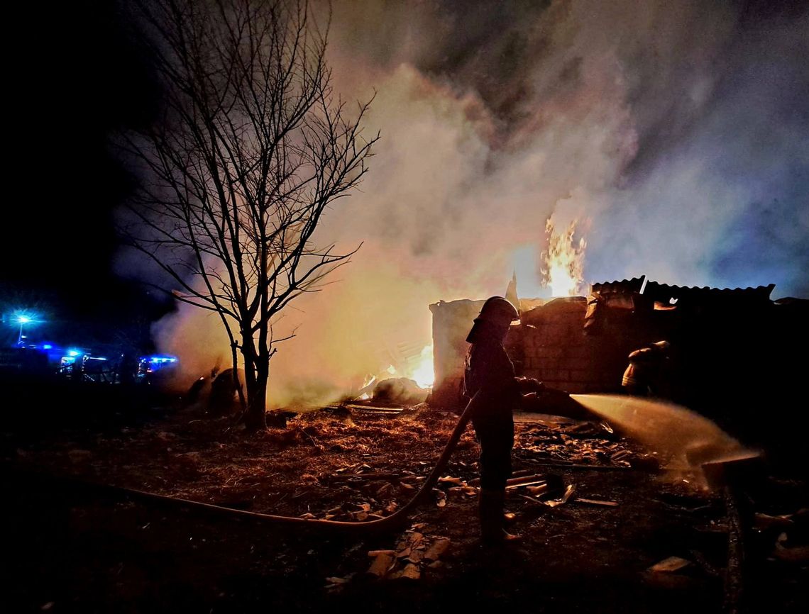 Pożar w Ostrowie. Akcja trwała ponad 14 godzin [GALERIA ZDJĘĆ]