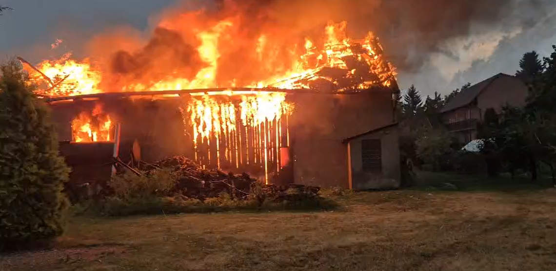 Pożar w Rakowiskach. Służby walczą z ogniem i skutkami burzy [WIDEO, ZDJĘCIA]