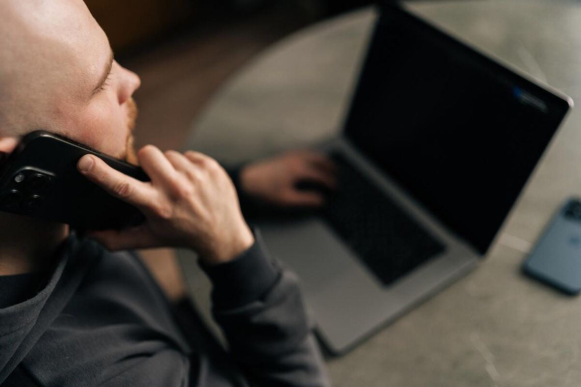 Praca marzeń czy pułapka? Uwaga na fałszywych rekruterów w sieci [FILM]