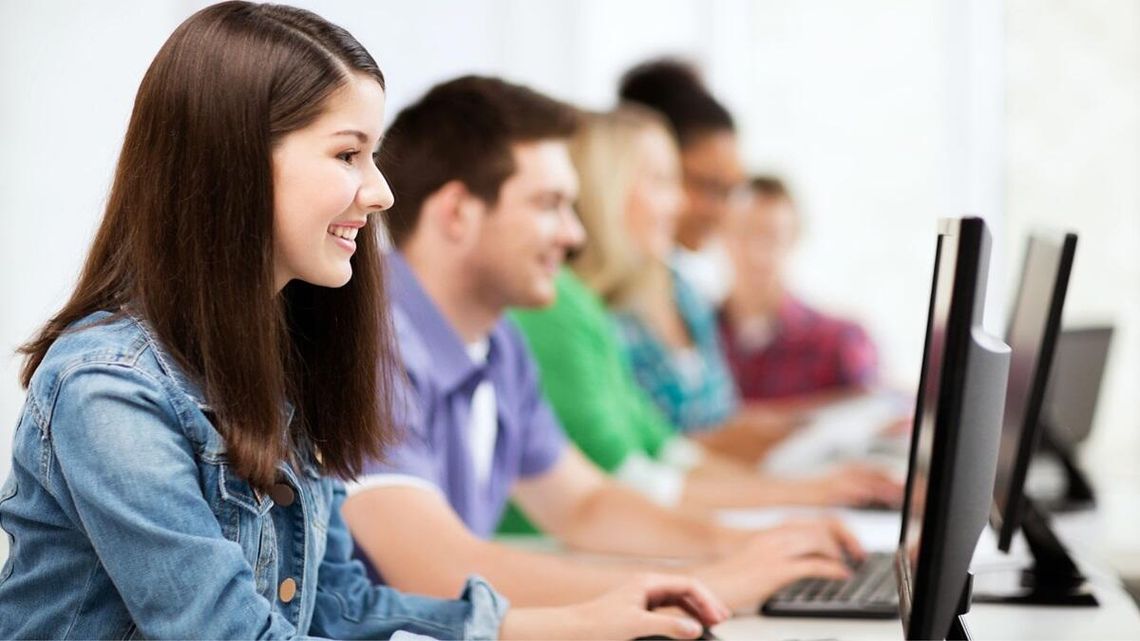 Pracownie sztucznej inteligencji trafią do tysięcy szkół [LISTA]