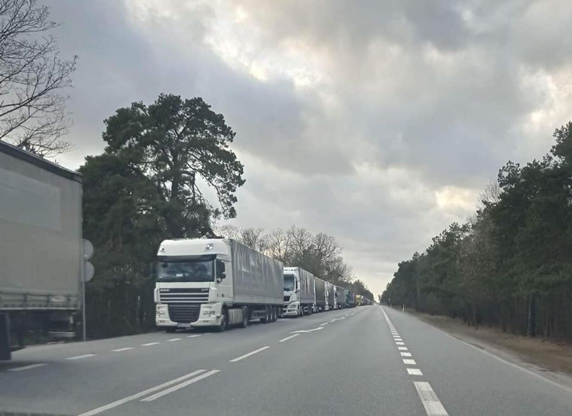 Prawie 2 tysiące ciężarówek stoi w kolejce do polsko-białoruskiego przejścia granicznego Kukuryki-Kozłowicze