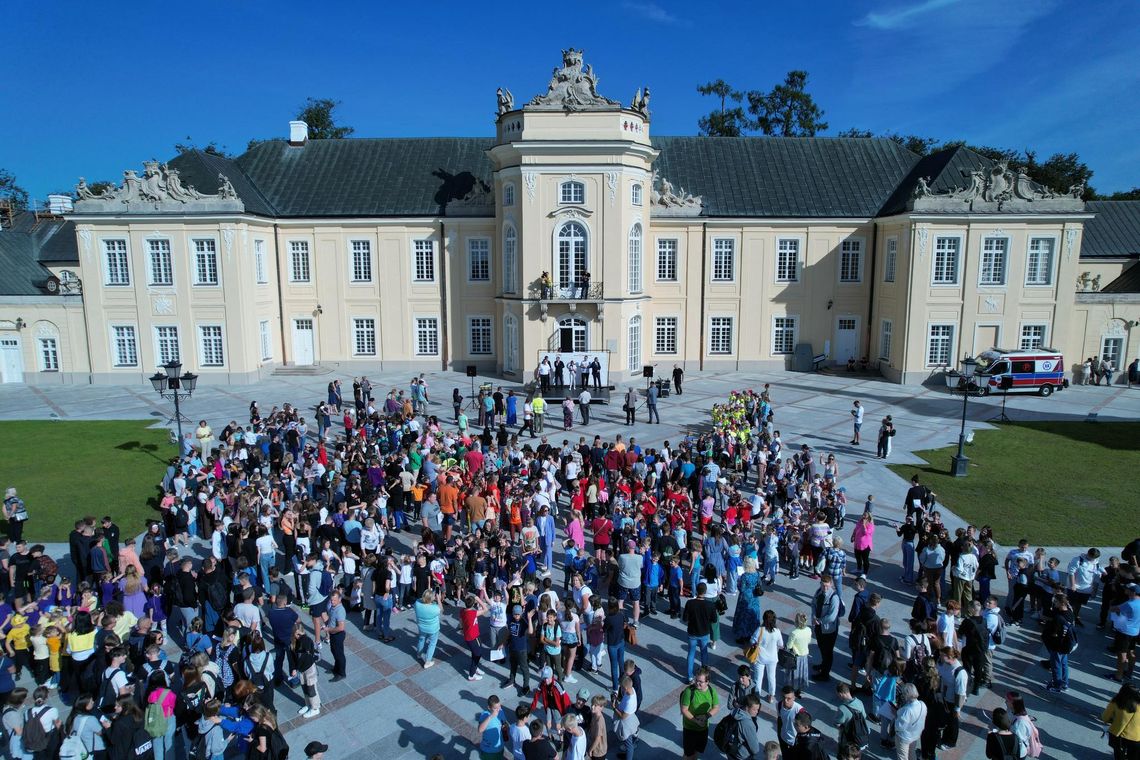 Prawie 2200 osób utworzyło żywy łańcuch. Radzynianie pobili rekord Polski!