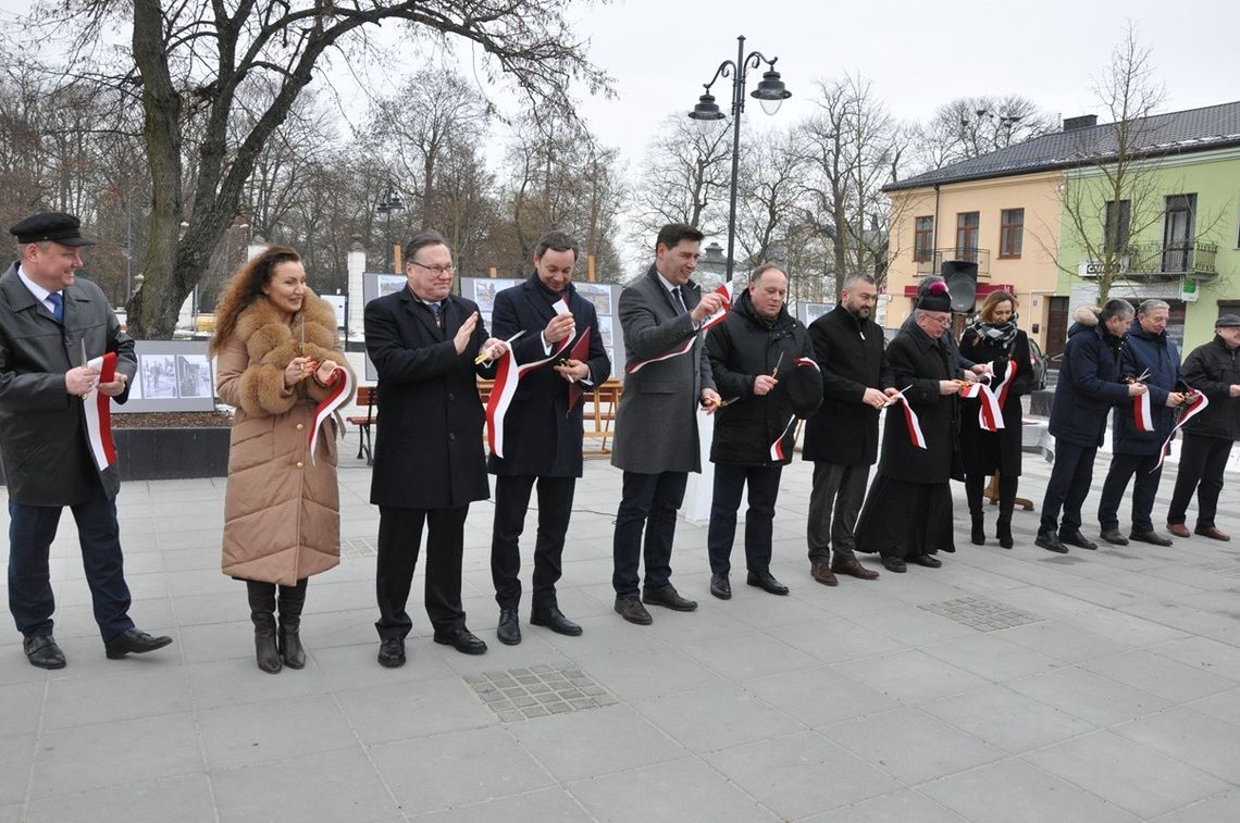 Przecięli wstęgę na zrewitalizowanym rynku. To część wielkiej przebudowy