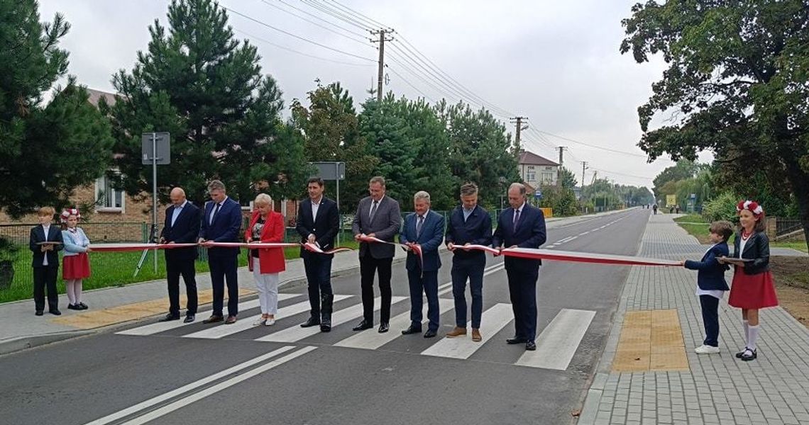 Przecięli wstęgę, poświęcili drogę. Ze Sławatycz do Tucznej po "nowym dywanie"