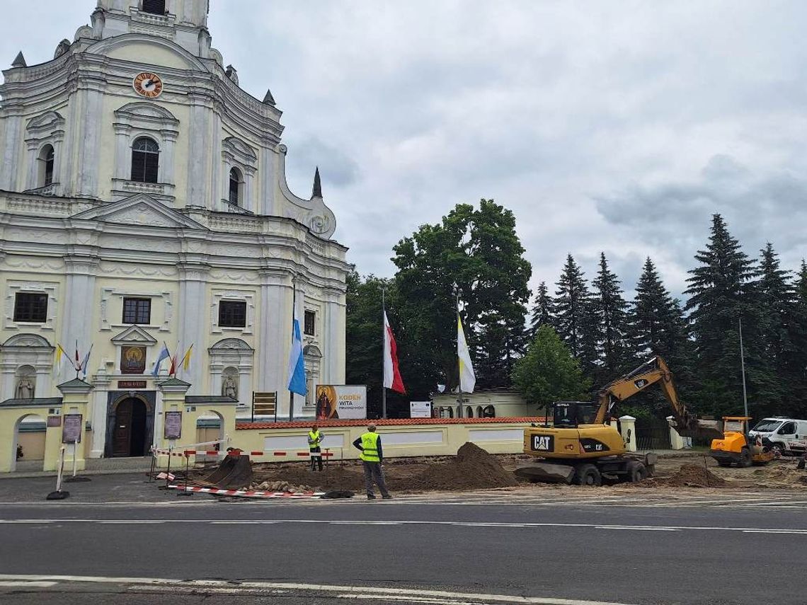 Przed bazyliką odkryto bruk z XX-lecia międzywojennego i dwie monety