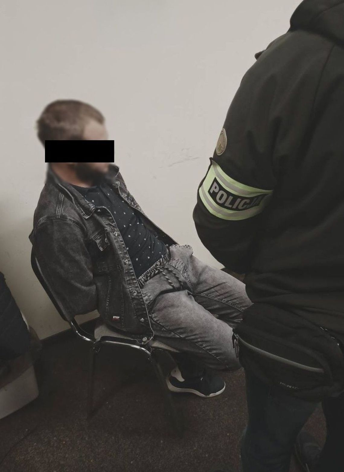 Przed kryminalnymi ukrył się na strychu