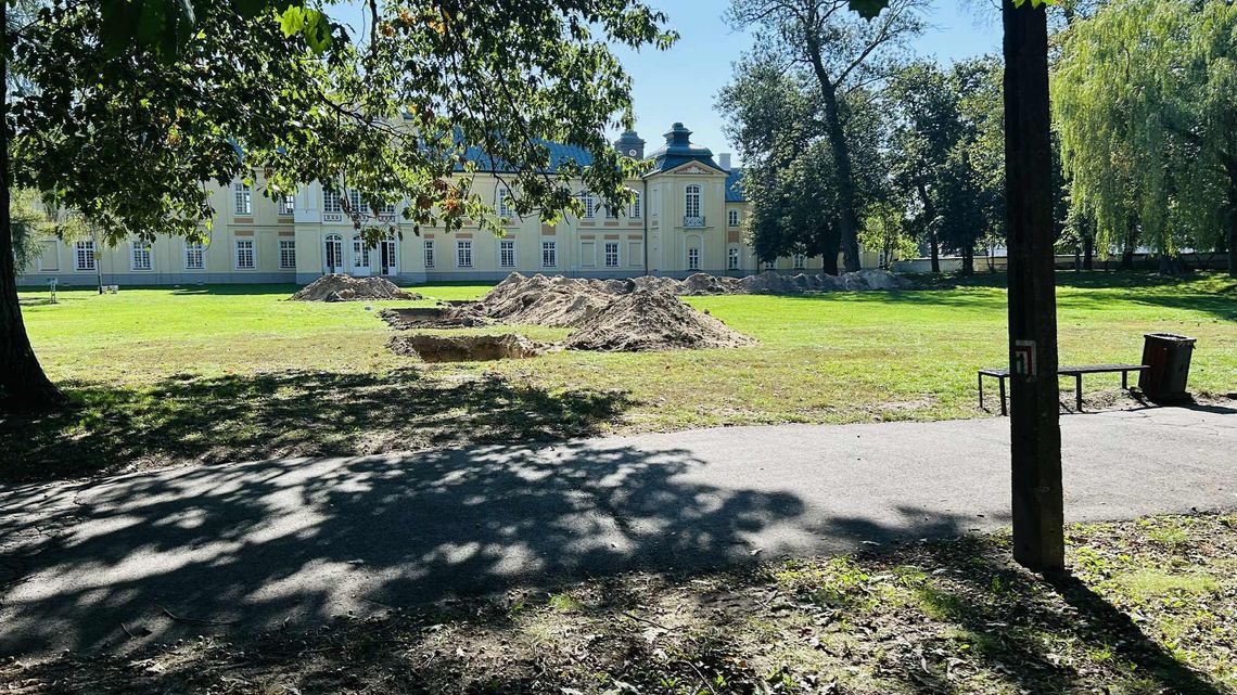 Przed pałacem odkrywają artefakty. W pałacu technologię VR