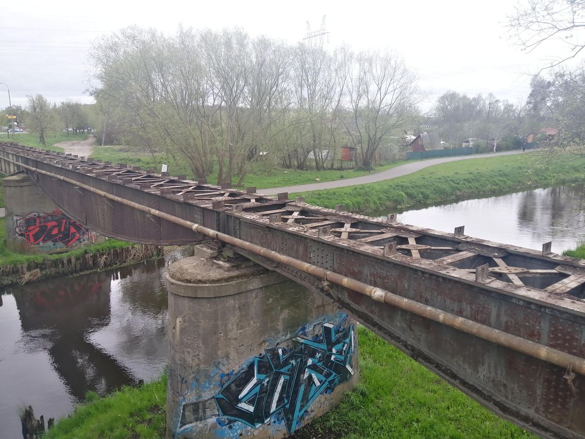 Biała Podlaska. Przez mostek zabytkowej kolejki rowerem i pieszo