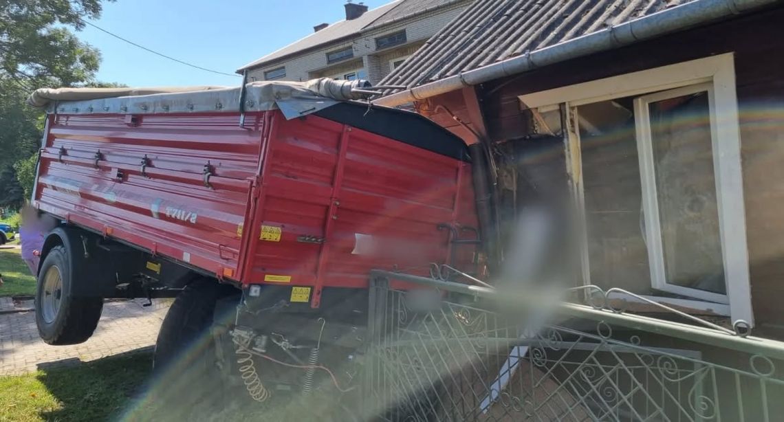 Przyczepa ze zbożem uderzyła w dom