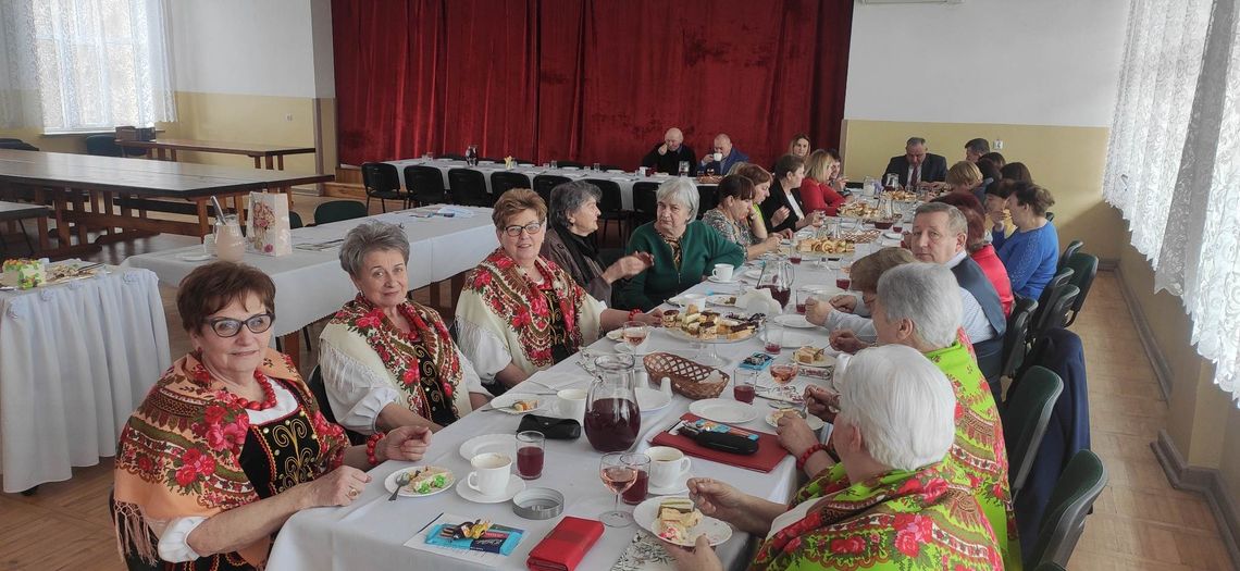 Przyszli tam z myślą o paniach. Tak wyglądał Dzień Kobiet w Dubowie Przyszli tam z myślą o paniach. Tak wyglądał Dzień Kobiet w Dubowie