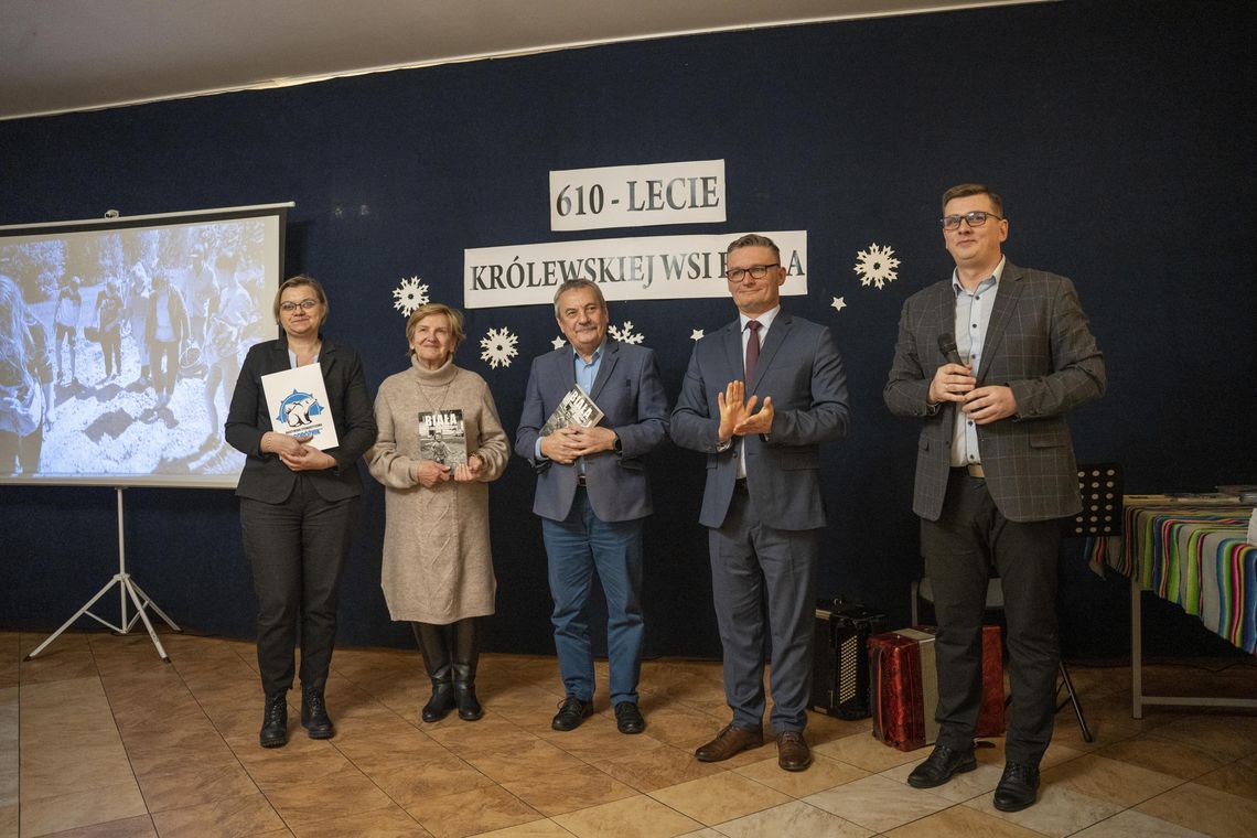 Publikacja o królewskiej wsi, jak międzypokoleniowy most