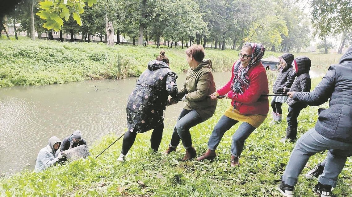 RADZYŃ PODLASKI: Mieszkańcy wyciągali śmietnik ze stawu