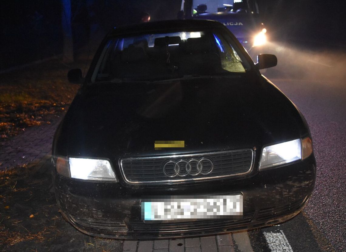 Radzyń Podlaski. Na "podwójnym gazie" i bez uprawnień Samochód marki Audi stoi na jezdni, a za nim oznakowany radiowóz