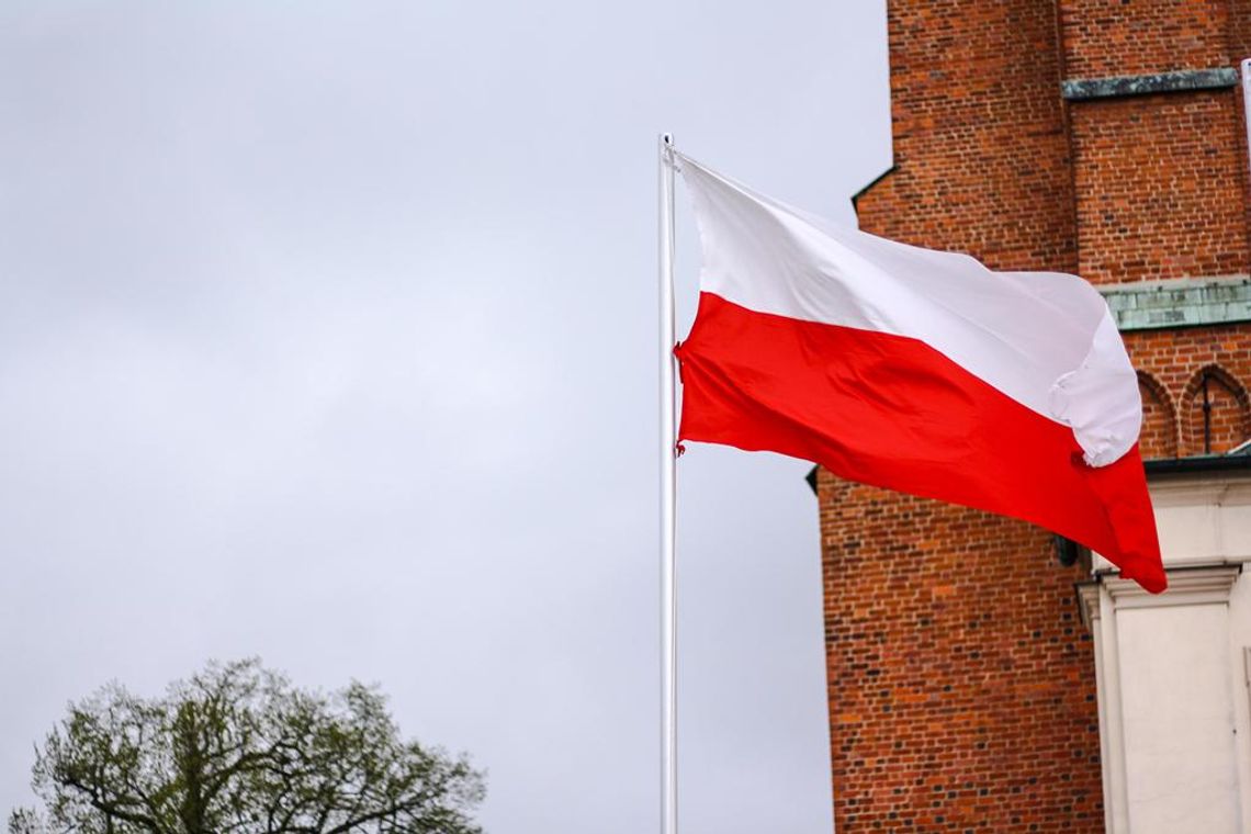 Radzyń Podlaski. Niesienie flagi i koncert