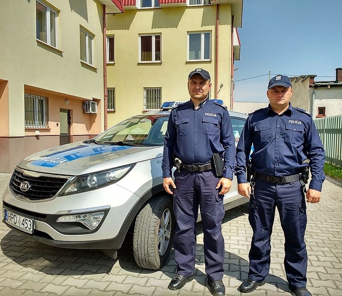 Ratowali mieszkańców z płonącego domu