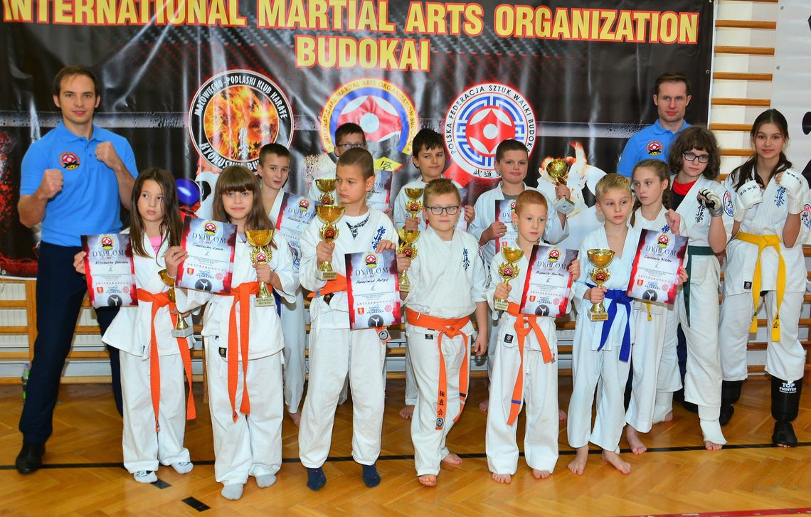 Reprezentanci Institute Budo Kai Karate Kyokushin na podium