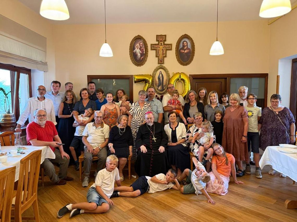 Rodzina i przyjaciele żegnają biskupa Antoniego Pacyfika Dydycza