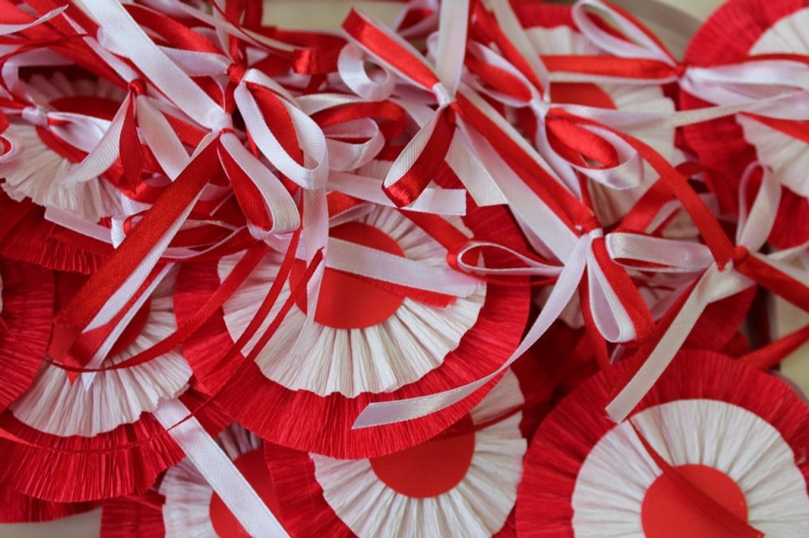 Rokitno. Robienie kotylionów, wspólne czytanie i koncert