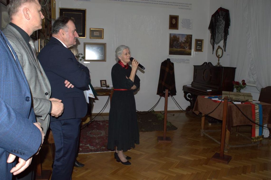 Romanów. Pokazali szal Konopnickiej i torbę Sienkiewicza Romanów. Pokazali szal Konopnickiej i torbę Sienkiewicza