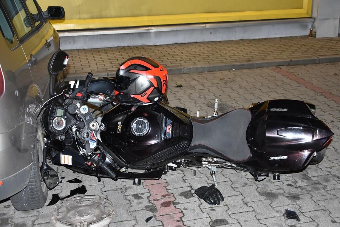 Rowerzystka wjechała w bok auta, a motocyklista zderzył się z osobówką