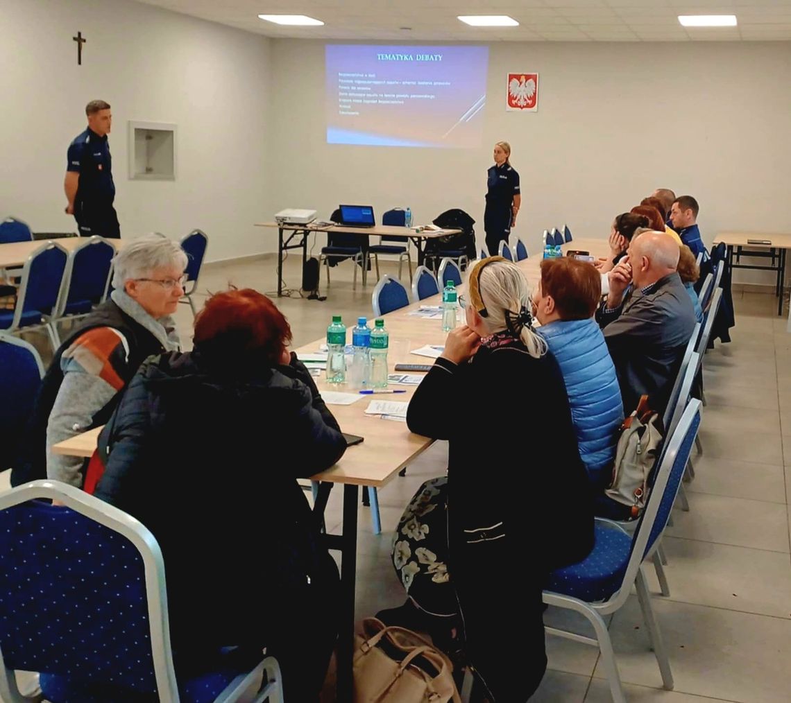 Rozmawiali z mieszkańcami o bezpieczeństwie w sieci