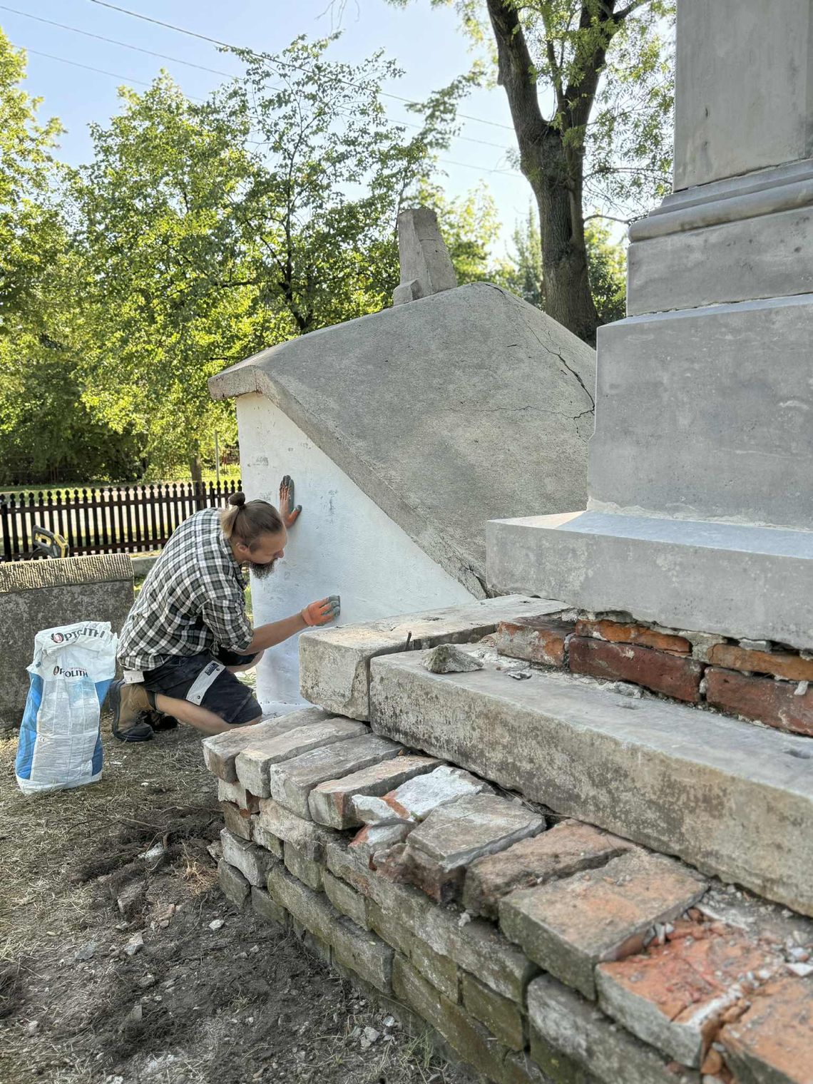 Ruszyły prace konserwatorskie na wisznickiej nekropolii [ZDJĘCIA]