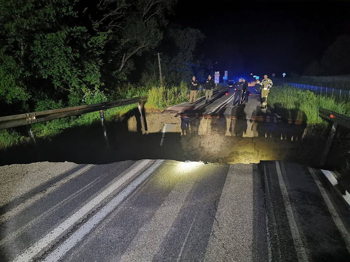 Rzeka wyrwała ogromną dziurę w jezdni. Droga jest nieprzejezdna [ZDJĘCIA]